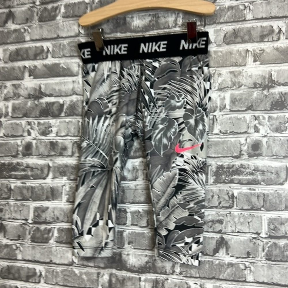 Nike‎ - Picture 2 of 9